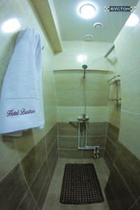 ChkalovskHostel Buston的一间带毛巾和淋浴的浴室