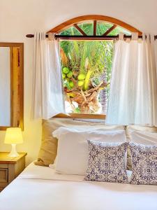 杰里科科拉麦地那杰里别墅旅馆的一间卧室配有一张带窗户的床