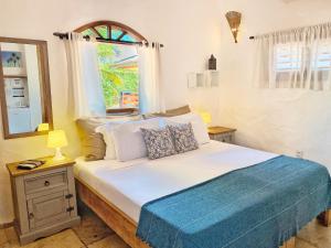杰里科科拉麦地那杰里别墅旅馆的一间卧室设有一张大床和窗户