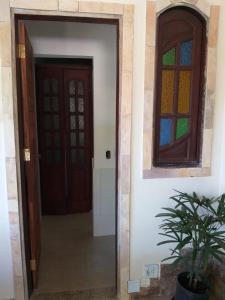 阿拉鲁阿马Recanto Suítes的走廊上设有门和窗户