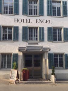 韦登斯维尔恩格尔班霍夫酒店的入口处,前面有标志