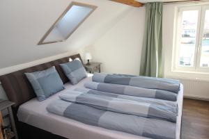 OberrietFerienhaus Kluser的一间卧室配有一张带蓝色枕头的大床
