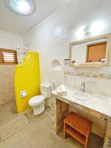 杰里科科拉麦地那杰里别墅旅馆的一间带水槽、卫生间和镜子的浴室