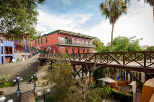利马Holiday Inn - Lima Miraflores, an IHG Hotel的一座红楼街道上的桥梁