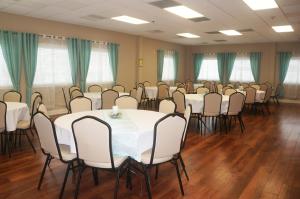 威尔伍德克拉斯特科罗纳多度假酒店的一间会议室,配有白色的桌椅
