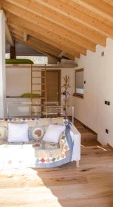 奇萨瓦玛兰科b&bTerre Aromatiche的一间卧室设有一张床和木制天花板