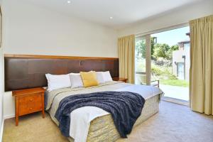 HororataHigh Country Villa 239 - Canterbury Terrace Downs的一间卧室设有一张大床和一个大窗户