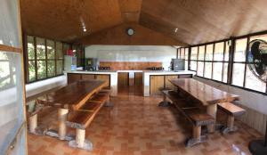 八打雁The Pelicans Resort的房屋内带木桌的大厨房