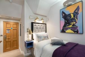 都柏林罗科斯福德酒店的卧室配有一张床,并画着一只狗