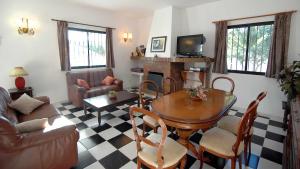内尔哈Villa Corvera Casitas Select的客厅配有桌椅和沙发
