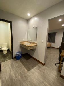 洛杉矶Sandman Motel的一间带水槽和卫生间的浴室