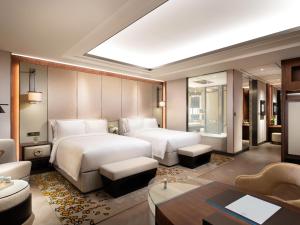 深圳深圳鹏瑞莱佛士酒店 - 入住享受长廊酒吧欢乐时光、免费迷你吧、欢迎水果的一间带两张床的卧室和一间客厅