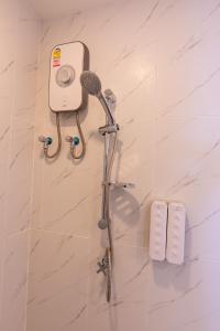 Thanya BuriMatini Premium @ Klong 1的带淋浴的浴室