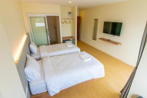 Thanya BuriMatini Premium @ Klong 1的酒店客房设有两张床和一台平面电视。