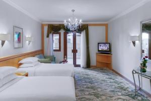 麦加Makkah Towers的酒店客房设有两张床和电视。