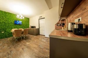 索非亚Sofia Crown Life Apartment的一间带桌子的厨房和一间带绿色墙壁的厨房