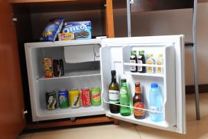 罗安达罗安达酒店的装满饮料和小吃的开放式冰箱