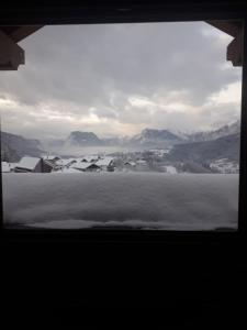 圣洛伦佐因巴纳莱圣洛林佐酒店的从雪地的窗户上可欣赏到风景