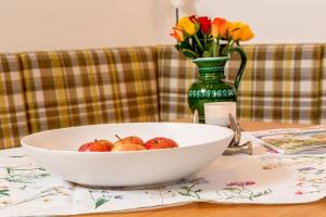 大格迈因萨尔茨堡别墅的花瓶,桌子上放一碗苹果