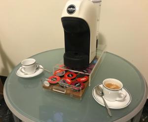 莱万托花园酒店的桌上的咖啡壶和两杯咖啡
