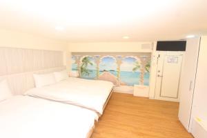 基隆Sea Keelung的一间卧室配有一张床,并画着海洋