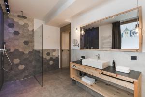 雷西亚Hotel Zum Mohren的一间带水槽和镜子的浴室