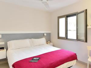 圣阿古斯丁圣奥古斯丁海滩公寓酒店的卧室配有一张大白色床和红色毯子