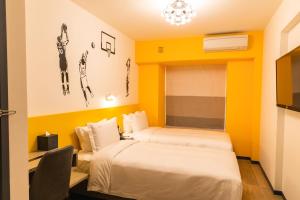 澳门澳门城市客栈的黄色墙壁客房的两张床