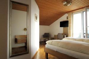 Sankt GallenkappelLandgasthof Krone Bed & Breakfast的一间卧室配有两张床和镜子