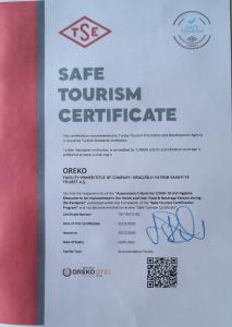 阿菲永奥莱克快捷酒店的一张在剪贴板上安全旅游证书的许可证