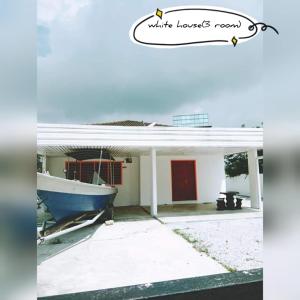 波德申Pandai dickson Banglow white & yellow house的前面有船的房子