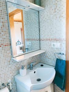 NadadouroEcobosque的一间带水槽和镜子的浴室