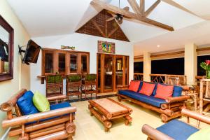 PortalónCasa Monos Locos - Portasol Vacation Rentals的客厅配有蓝色的沙发和椅子