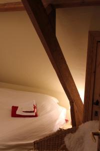 伊赫特赫姆利文郎住宿加早餐旅馆的床上有红毛巾