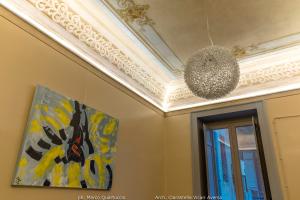 墨西拿360Me Palace的一间拥有绘画和天花板的房间