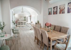 特鲁希略Casa Rural El Medievo- SOLO ADULTOS的一间带桌椅的用餐室