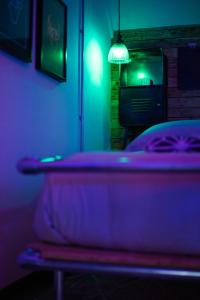 诺里奇31A Urban Stays的一间黑暗的房间,配有床和灯