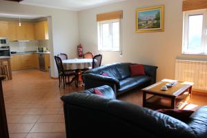雷森迪Casa do Passarinho的客厅配有沙发和桌子
