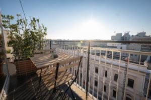 巴里CconfortHotels R&B Cavour - SELF CHECK IN的大楼顶部设有木凳的阳台