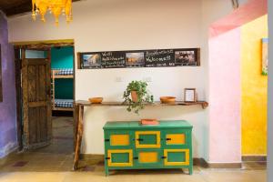 卡奇卡奇维拉科查艺术旅舍的一间设有桌子和绿色凳子的房间