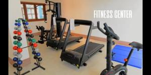 佩德拉阿祖尔Condomínio Vista Azul的一个带3台跑步机的健身房和一个健身中心