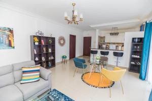 黑角Appartement cosy à la plage - Pointe Noire的客厅配有沙发和桌椅