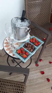 卡波布里奥雷坎托达帕萨杰姆精品酒店的草莓盘上的桌子和锅