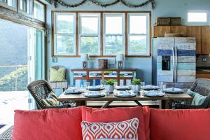 淡水池塘Tortola Adventure Private Villa Ocean-View Pool的客厅配有桌椅