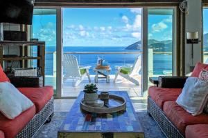 淡水池塘Tortola Adventure Private Villa Ocean-View Pool的海景客厅