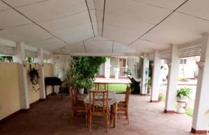 恩多拉Copperbelt Executive Accommodation Ndola, Zambia的一间带桌椅的用餐室