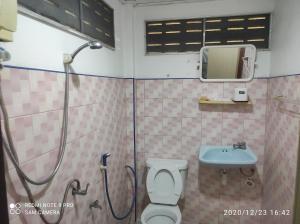 Ko Sukon苏孔安达曼海滩度假村的带淋浴、卫生间和盥洗盆的浴室