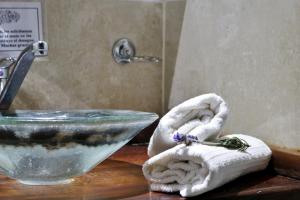 拉库布蕾Portal de La Cumbre的浴室设有水槽和柜台上的毛巾
