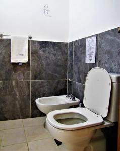 拉库布蕾Portal de La Cumbre的一间带卫生间和水槽的浴室