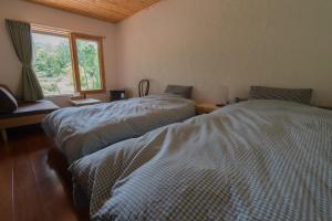 Forest Lodge -1 group only, 3 bed rooms & wide open space with superb mountain view-Niseko GURUGULU客房内的一张或多张床位